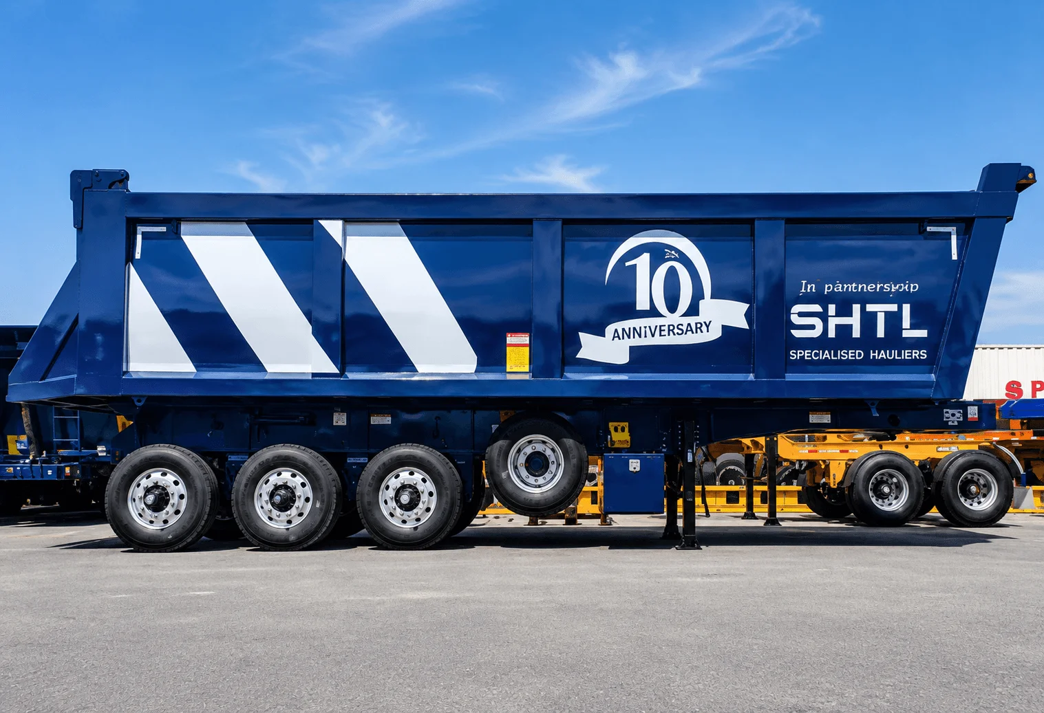 Heavy-duty tipper trailer for bulk transport