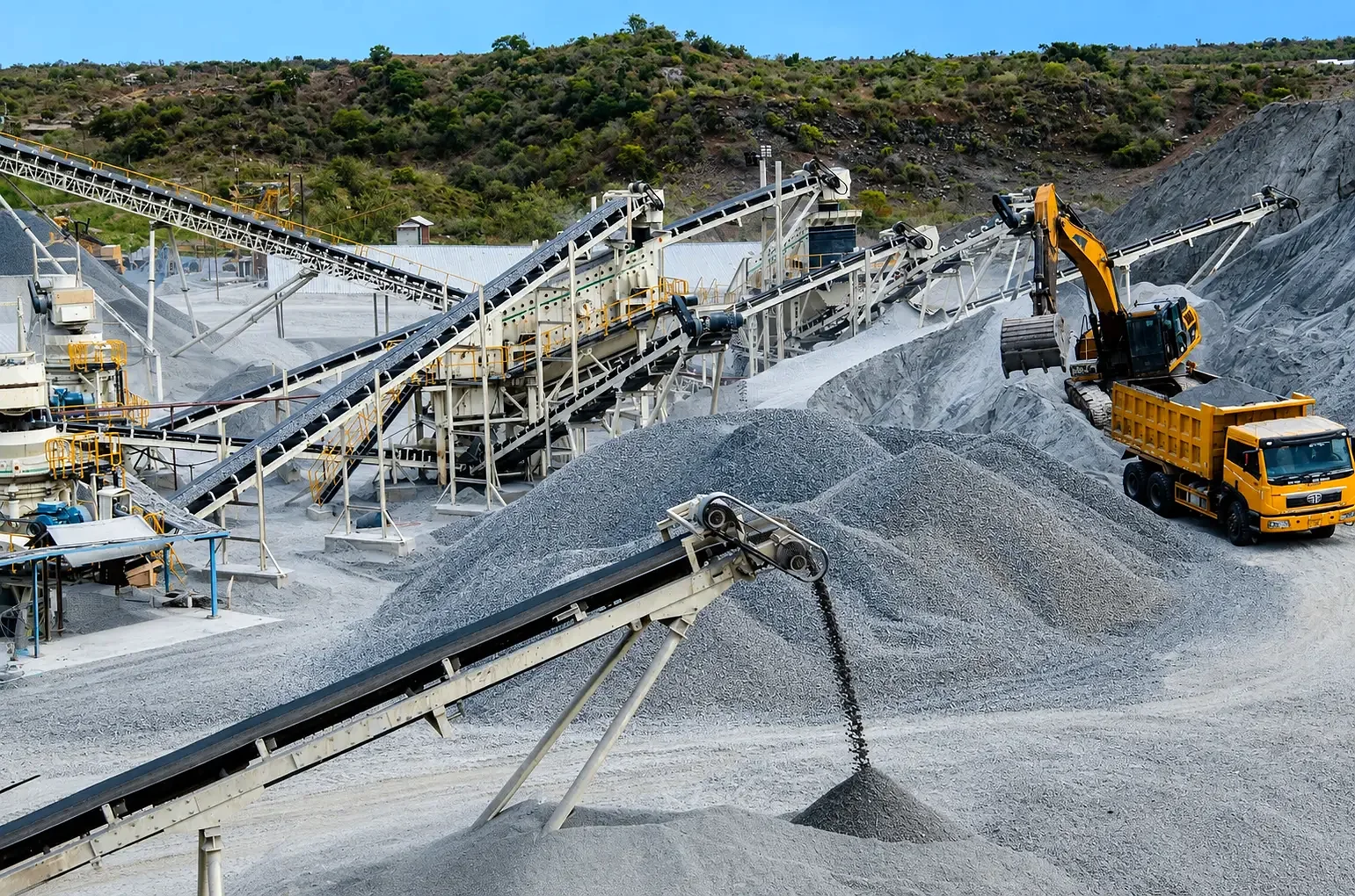 Aggregate screening and processing plant with conveyors
